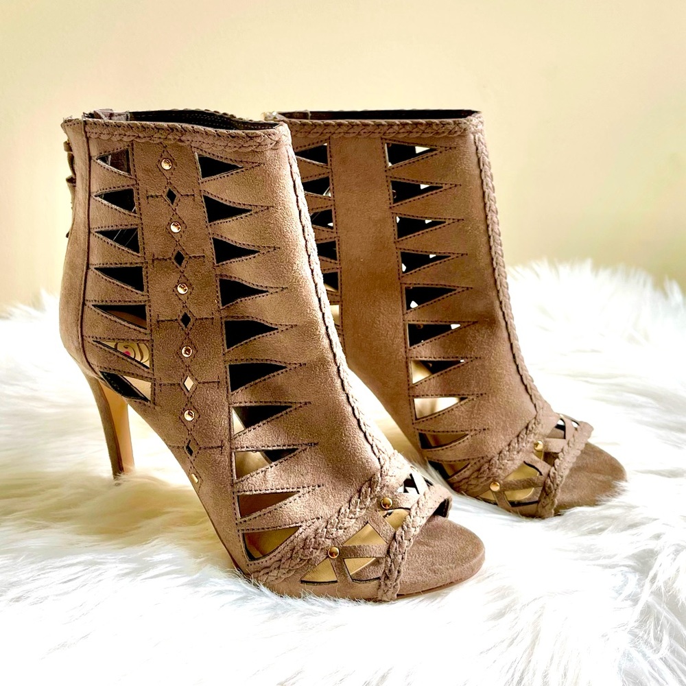 NWOT Heart in D Caged Studded Booties